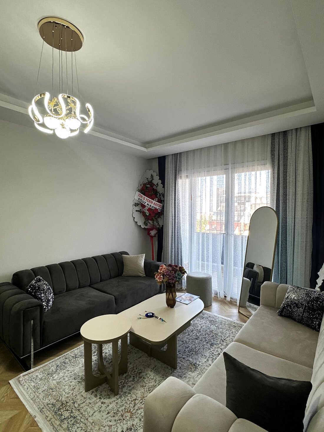 Merkezin bekleme salonu: oturma grubu, sehpa ve pencereden gelen gün ışığı